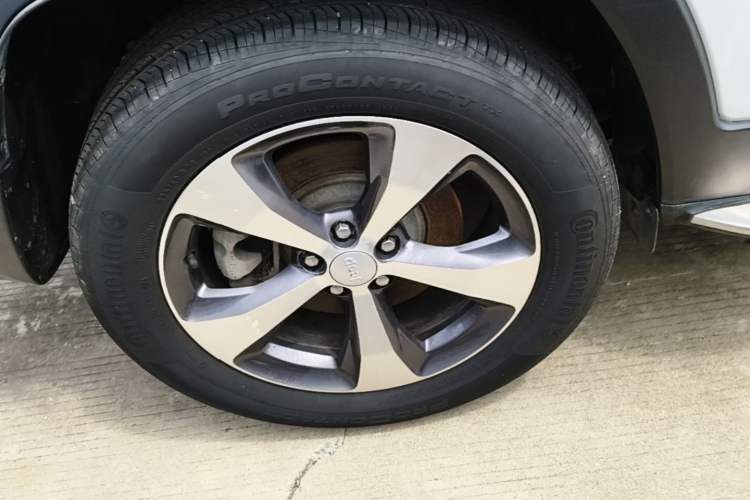 Used Jeep Cherokee 2019 2.0T Four-Wheel Drive Explorer Edition China VI Emission Standard Right Rear Wheel Hub