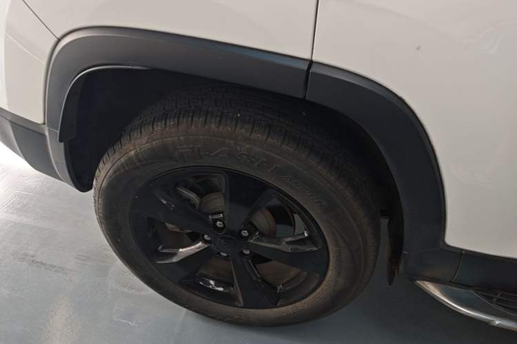 Used Jeep Cherokee 2019 2.0T Four-Wheel Drive Explorer Edition China VI Emission Standard Right Rear Wheel Hub