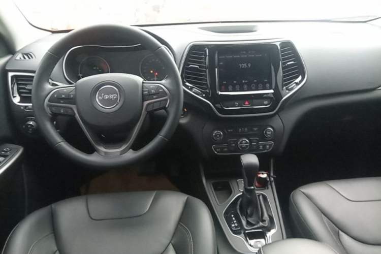 Used Jeep Cherokee 2019 2.0T Two-Wheel Drive Smart Enjoyment Version China VI Steering Wheel