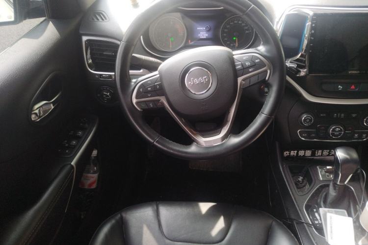 Used Jeep Cherokee 2019 2.0T Two-Wheel Drive Smart Enjoyment Version China VI Steering Wheel