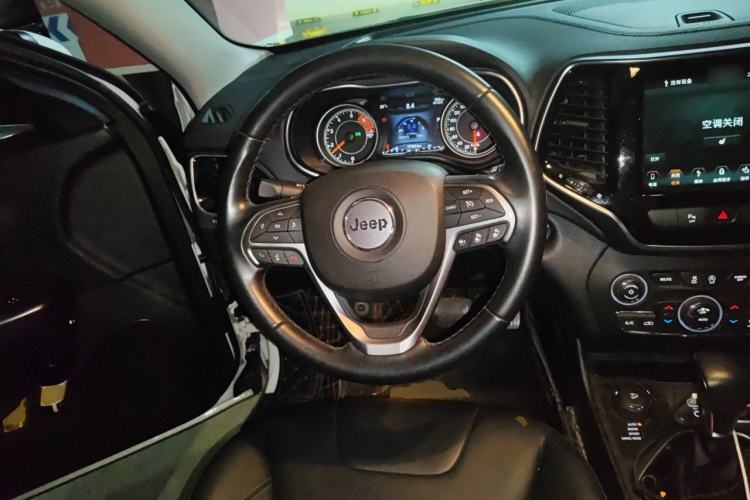 Used Jeep Cherokee 2019 2.0T Four-Wheel Drive Exploration Edition + Autonomous Driving Smart Package China V Steering Wheel