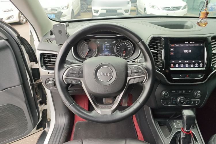 Used Jeep Cherokee 2019 2.0L Two-Wheel Drive Premium Edition China V Emission Standard Steering Wheel