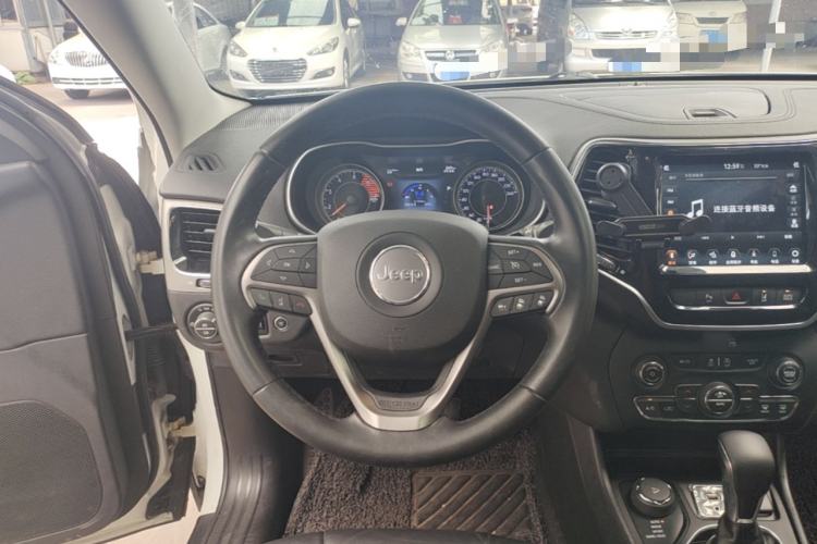 Used Jeep Cherokee 2019 2.0T Four-Wheel Drive Explorer Edition China VI Emission Standard Steering Wheel