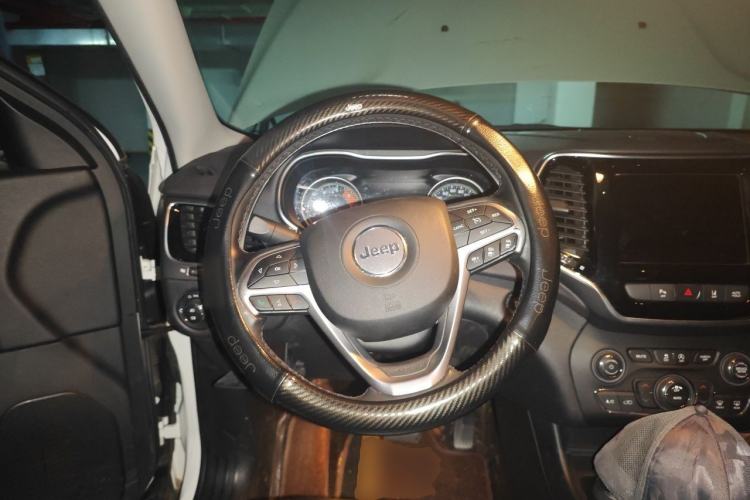 Used Jeep Cherokee 2019 2.0T Four-Wheel Drive Explorer Edition China V Steering Wheel