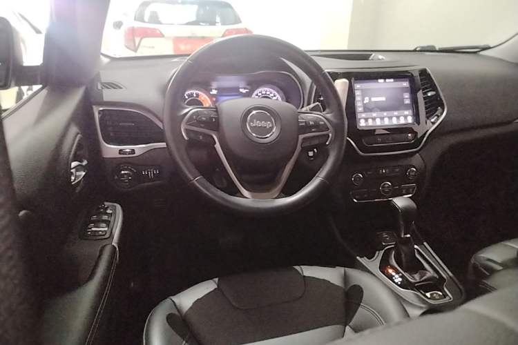 Used Jeep Cherokee 2019 2.0T Two-Wheel Drive Smart Enjoyment Version China V Steering Wheel