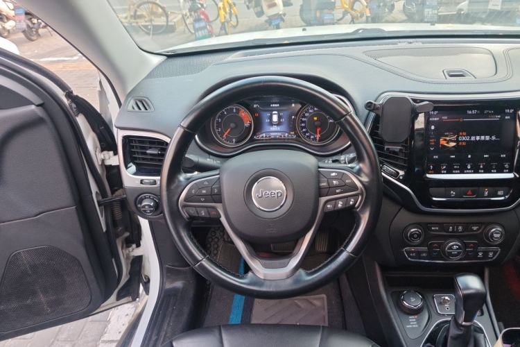 Used Jeep Cherokee 2019 2.0T Four-Wheel Drive Explorer Edition China V Steering Wheel