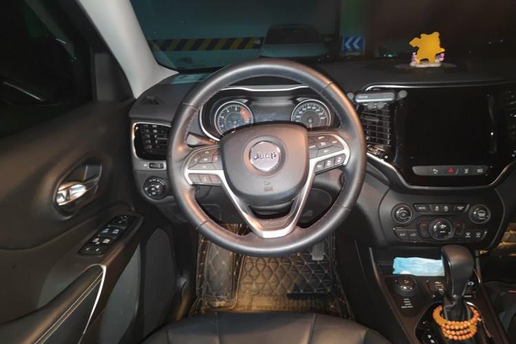 Used Jeep Cherokee 2019 2.0T Four-Wheel Drive Explorer Edition China VI Emission Standard Steering Wheel