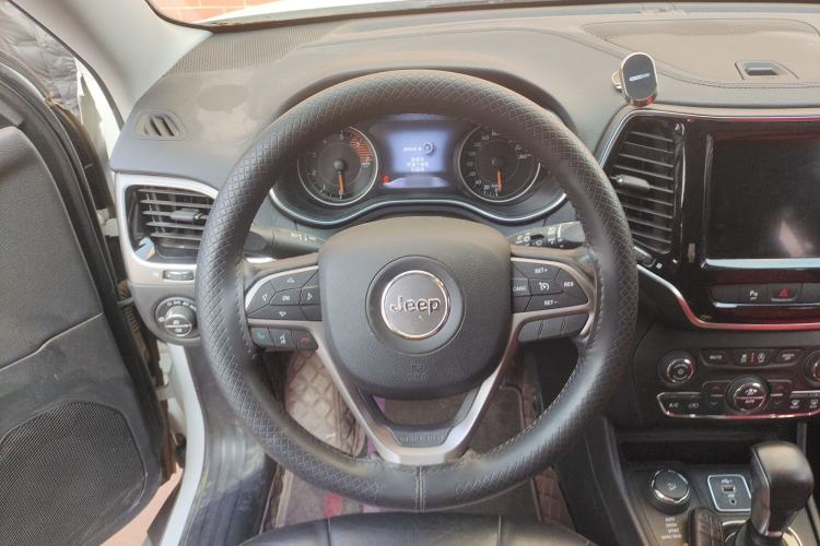 Used Jeep Cherokee 2019 2.0T Four-Wheel Drive Explorer Edition China VI Emission Standard Steering Wheel