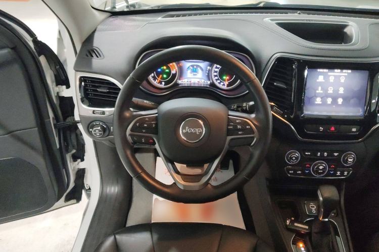 Used Jeep Cherokee 2019 2.0T Two-Wheel Drive Smart Enjoyment Version China V Steering Wheel