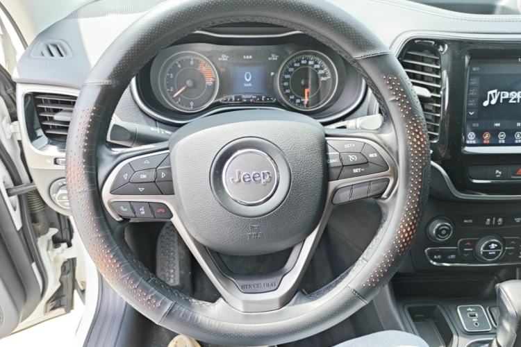 Used Jeep Cherokee 2019 2.0T Two-Wheel Drive Smart Enjoyment Version China V Steering Wheel