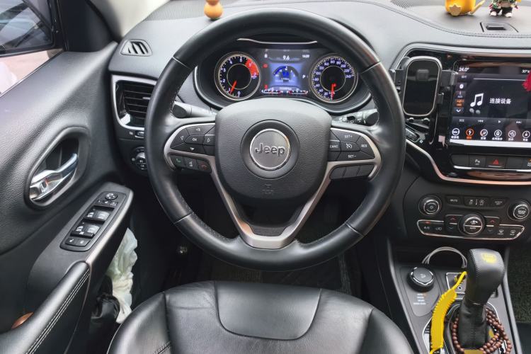 Used Jeep Cherokee 2019 2.0T Four-Wheel Drive Explorer Edition China VI Emission Standard Steering Wheel