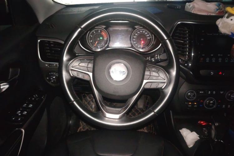 Used Jeep Cherokee 2019 2.0T Two-Wheel Drive Smart Enjoyment Version China V Steering Wheel