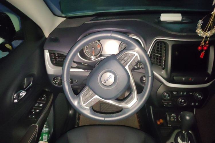 Used Jeep Cherokee 2019 2.0L Two-Wheel Drive Standard Edition China V Steering Wheel