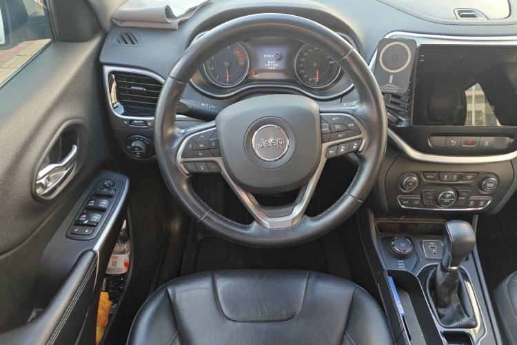 Used Jeep Cherokee 2019 2.0T Four-Wheel Drive Explorer Edition China V Steering Wheel