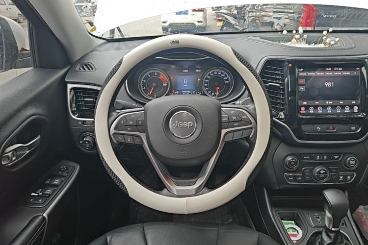 Used Jeep Cherokee 2019 2.0T Two-Wheel Drive Smart Enjoyment Version China V Steering Wheel