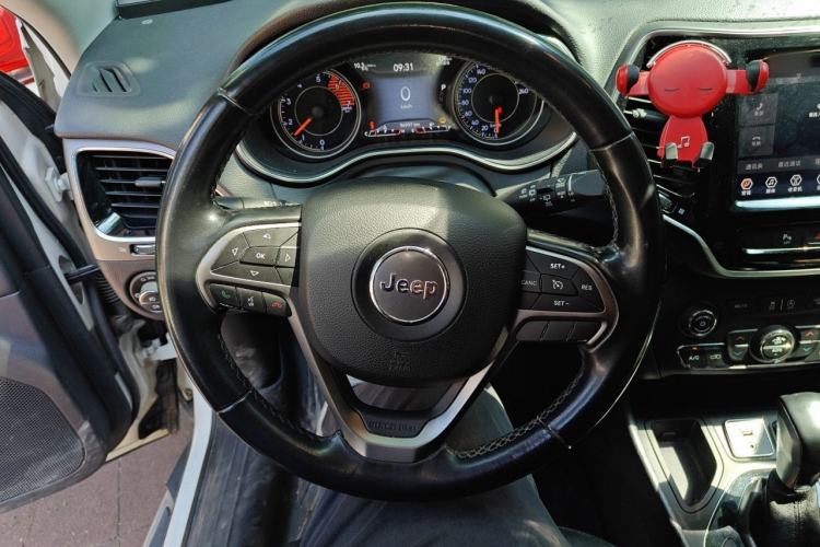 Used Jeep Cherokee 2019 2.0T Two-Wheel Drive Smart Enjoyment Version China VI Steering Wheel