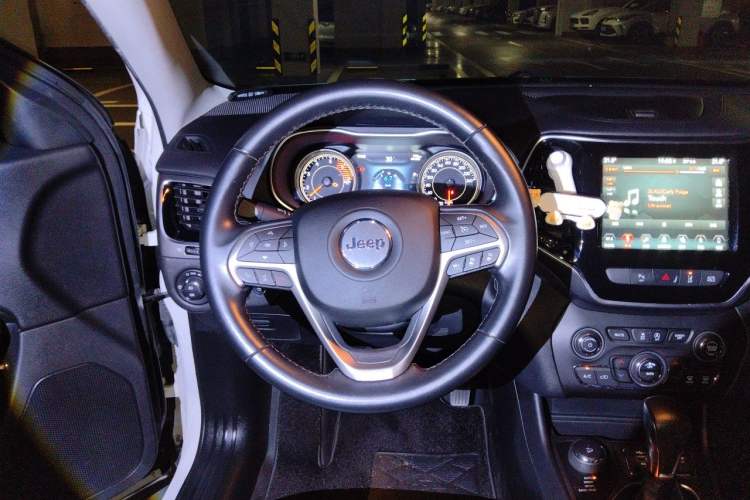 Used Jeep Cherokee 2019 2.0T Four-Wheel Drive Exploration Edition + Autonomous Driving Smart Package China V Steering Wheel