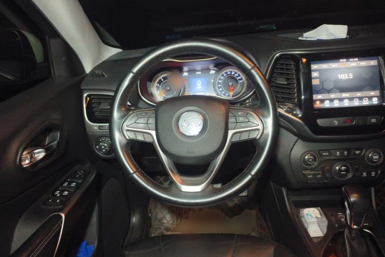 Used Jeep Cherokee 2019 2.0T Two-Wheel Drive Smart Enjoyment Version China V Steering Wheel