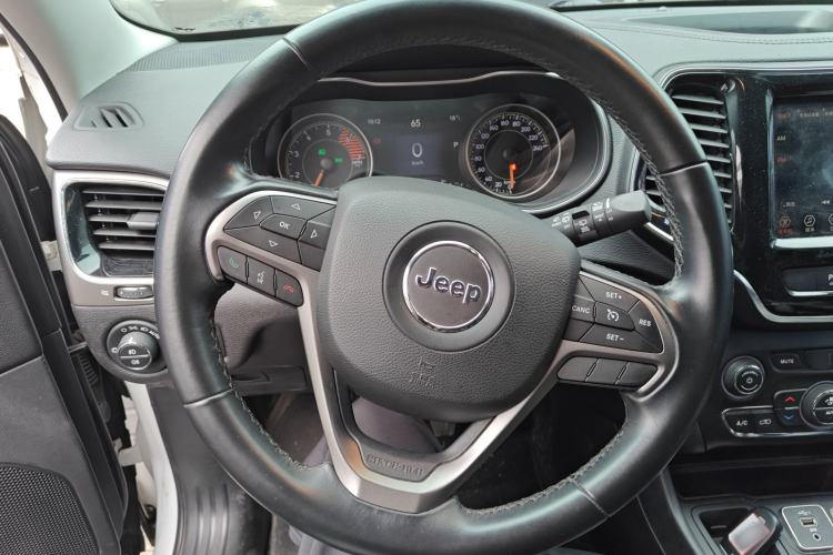 Used Jeep Cherokee 2019 2.0T Two-Wheel Drive Smart Enjoyment Version China V Steering Wheel