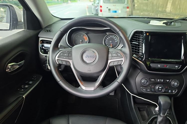 Used Jeep Cherokee 2019 2.0T Two-Wheel Drive Smart Enjoyment Version China V Steering Wheel
