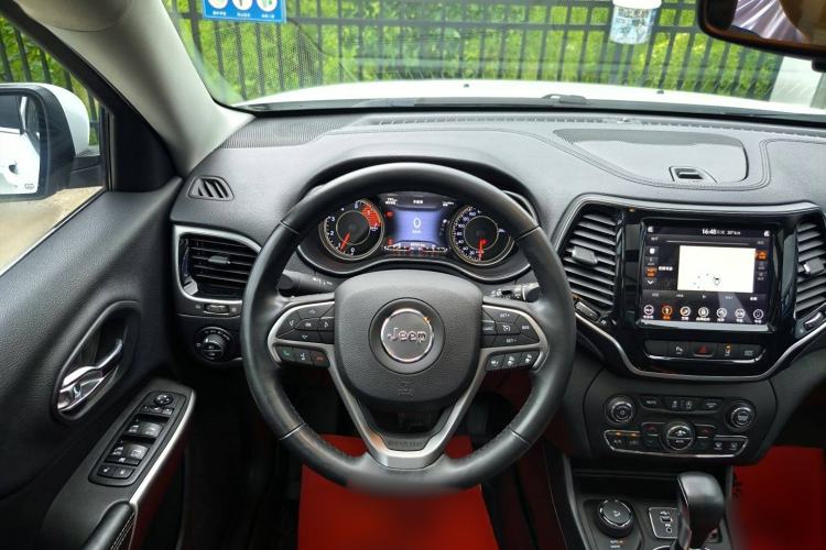 Used Jeep Cherokee 2019 2.0T Four-Wheel Drive Explorer Edition + Autonomous Driving Smart Package China VI Steering Wheel