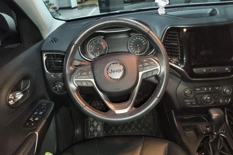 Used Jeep Cherokee 2019 2.0L 2WD Premium Edition China VI Steering Wheel