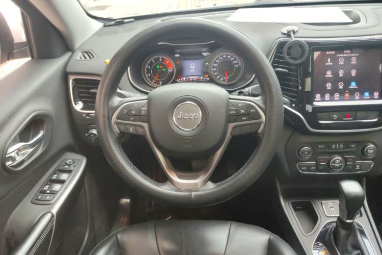Used Jeep Cherokee 2019 2.0T Two-Wheel Drive Smart Enjoyment Version China VI Steering Wheel