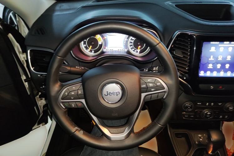 Used Jeep Cherokee 2019 2.0T Two-Wheel Drive Smart Enjoyment Version China VI Steering Wheel