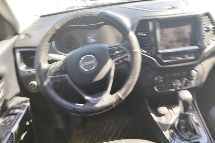 Used Jeep Cherokee 2019 2.0T Four-Wheel Drive Explorer Edition China VI Emission Standard Steering Wheel