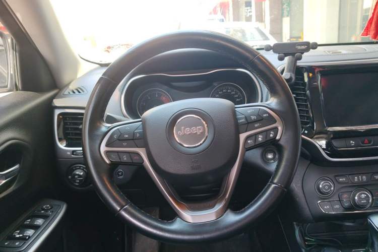 Used Jeep Cherokee 2019 2.0T Four-Wheel Drive Explorer Edition China V Steering Wheel