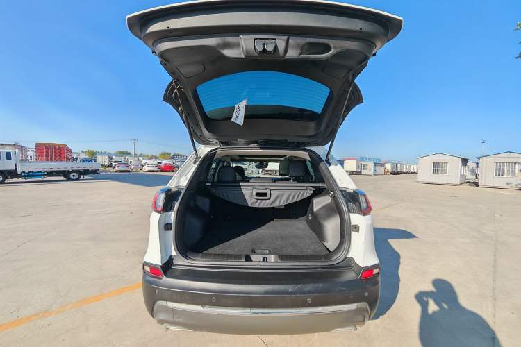 Used Jeep Cherokee 2019 2.0T Two-Wheel Drive Smart Enjoyment Version China VI Trunk