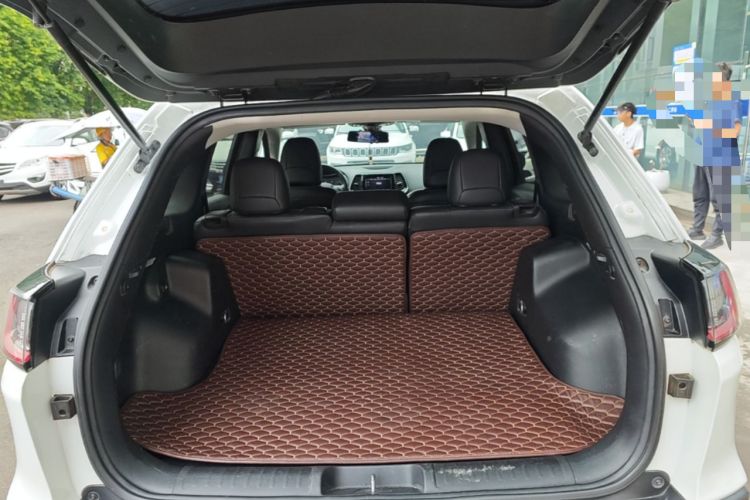 Used Jeep Cherokee 2019 2.0L Two-Wheel Drive Premium Edition China V Emission Standard Trunk
