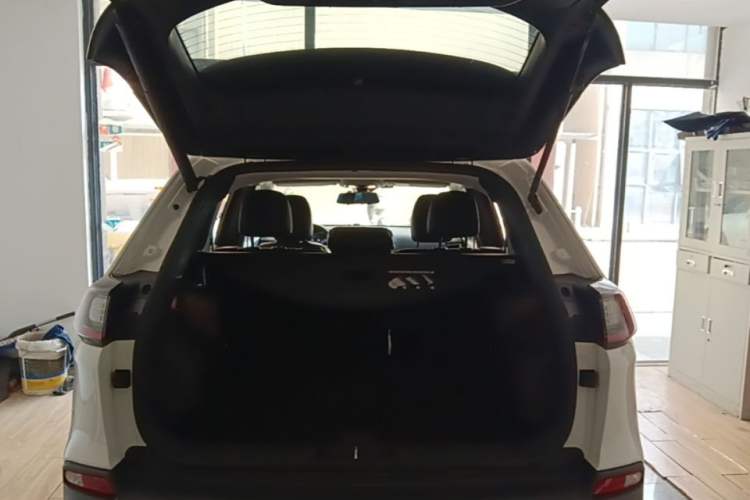 Used Jeep Cherokee 2019 2.0T Four-Wheel Drive Exploration Edition + Autonomous Driving Smart Package China V Trunk