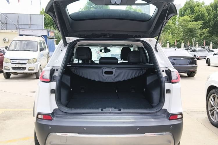 Used Jeep Cherokee 2019 2.0T Four-Wheel Drive Explorer Edition China VI Emission Standard Trunk