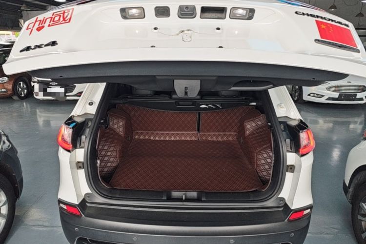 Used Jeep Cherokee 2019 2.0T Four-Wheel Drive Explorer Edition China VI Emission Standard Trunk