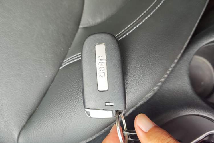 Used Jeep Cherokee 2019 2.0L Two-Wheel Drive Premium Edition China V Emission Standard Vehicle Key