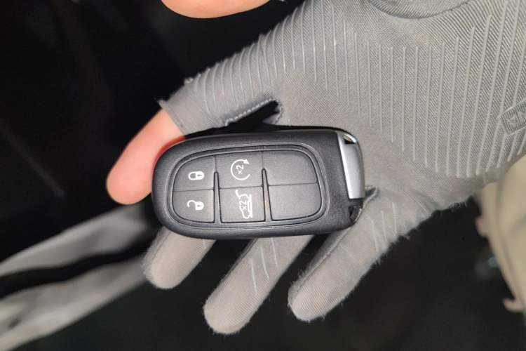 Used Jeep Cherokee 2019 2.0T Four-Wheel Drive Explorer Edition China VI Emission Standard Vehicle Key