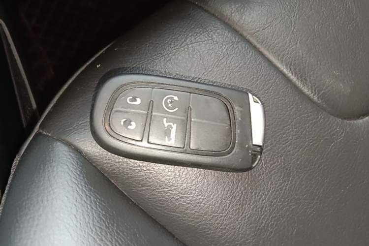 Used Jeep Cherokee 2019 2.0T Four-Wheel Drive Exploration Edition + Autonomous Driving Smart Package China V Vehicle Key