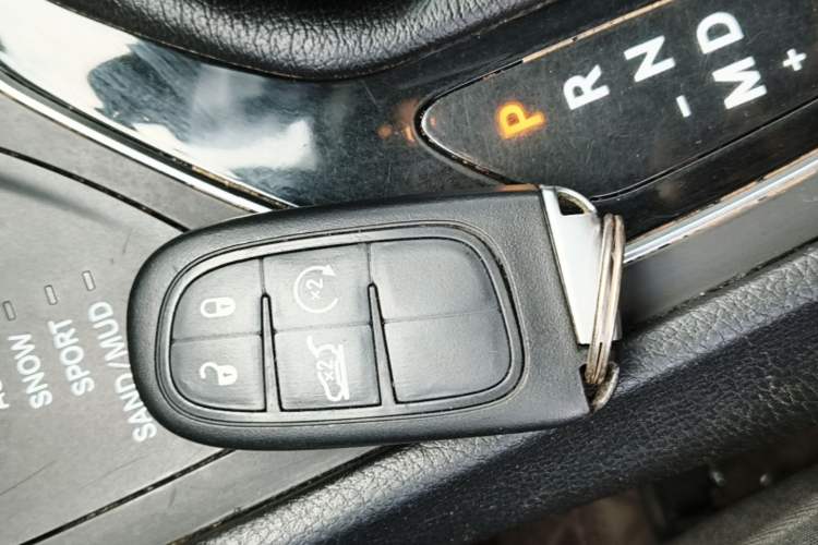 Used Jeep Cherokee 2019 2.0T Four-Wheel Drive Explorer Edition China VI Emission Standard Vehicle Key