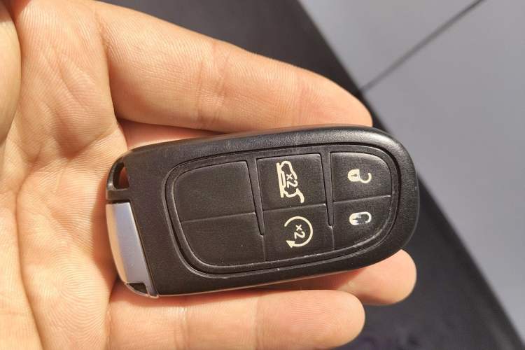 Used Jeep Cherokee 2019 2.0T Four-Wheel Drive Explorer Edition China VI Emission Standard Vehicle Key