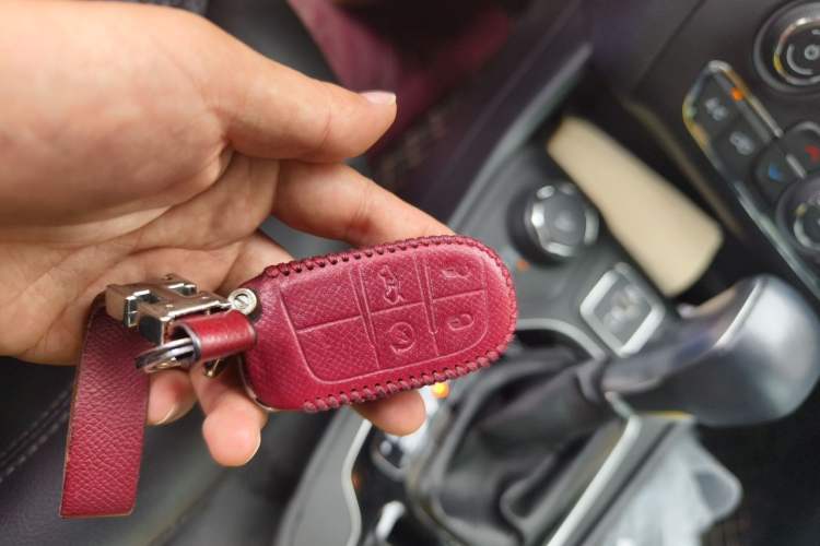 Used Jeep Cherokee 2019 2.0T Four-Wheel Drive Explorer Edition China VI Emission Standard Vehicle Key
