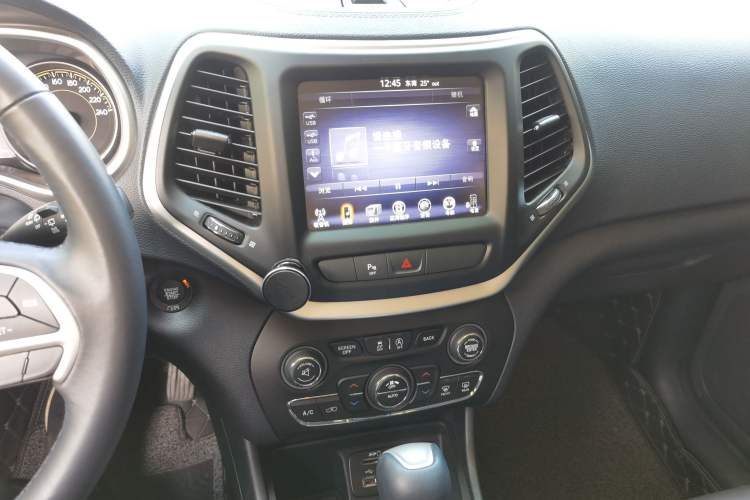 Used Jeep Cherokee 2020 2.0L Two-Wheel Drive Classic Sports Edition Audio And AC Panel