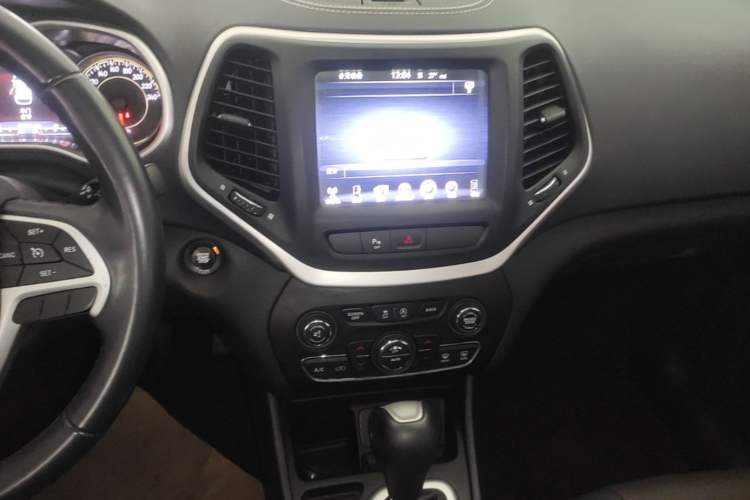 Used Jeep Cherokee 2020 2.0L Two-Wheel Drive Classic Sports Edition Audio And AC Panel