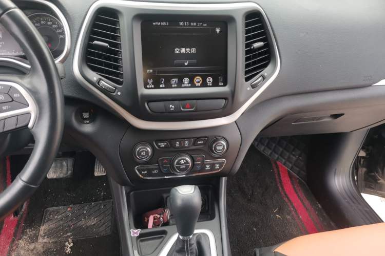 Used Jeep Cherokee 2020 2.0L Two-Wheel Drive Classic Sports Edition Audio And AC Panel