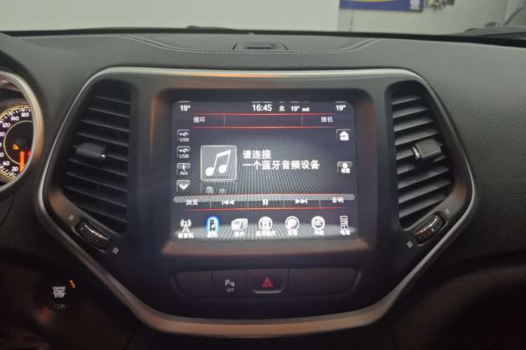 Used Jeep Cherokee 2020 2.0L Two-Wheel Drive Classic Sports Edition Audio And AC Panel
