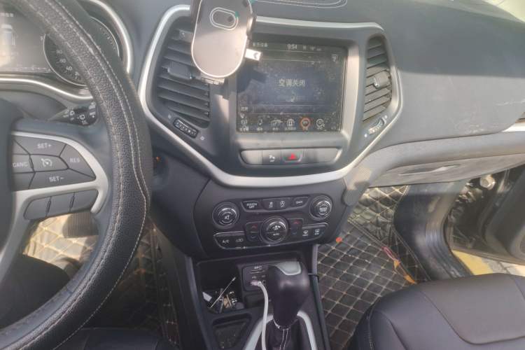 Used Jeep Cherokee 2020 2.0L Two-Wheel Drive Classic Sports Edition Audio And AC Panel