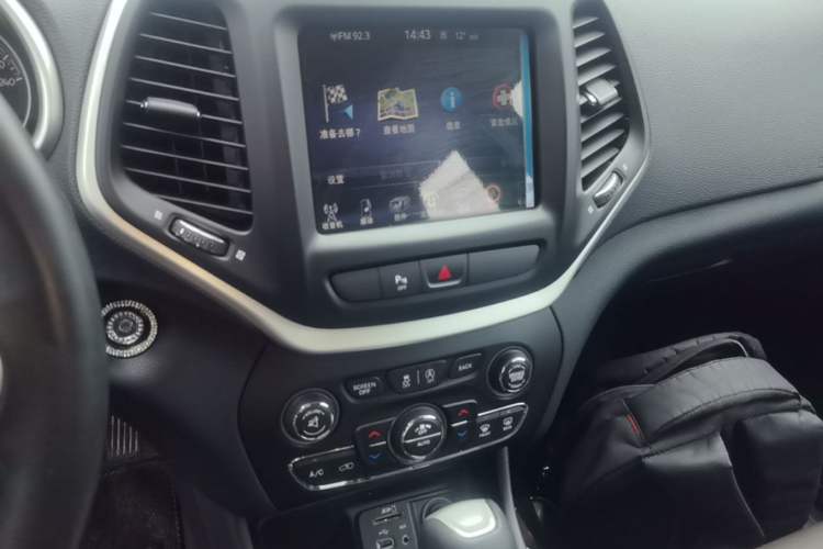 Used Jeep Cherokee 2020 2.0L Two-Wheel Drive Classic Sports Edition Audio And AC Panel