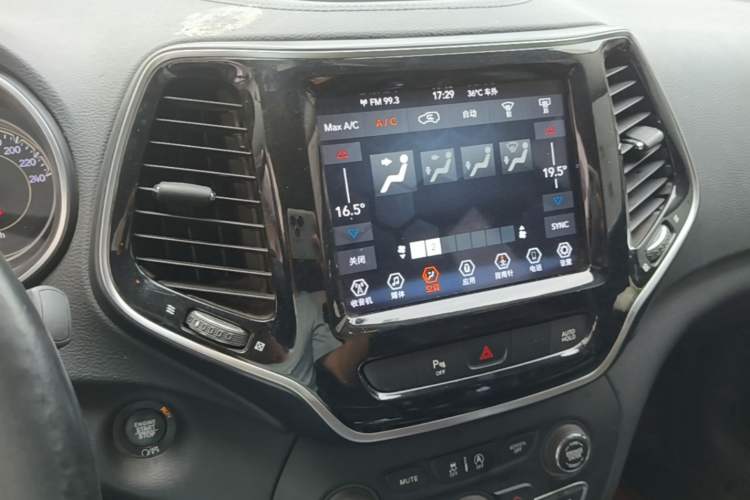 Used Jeep Cherokee 2020 2.0T Two-Wheel Drive Leading Edition Audio And AC Panel