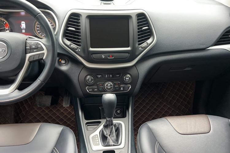 Used Jeep Cherokee 2020 2.0L Two-Wheel Drive Classic Sports Edition Audio And AC Panel
