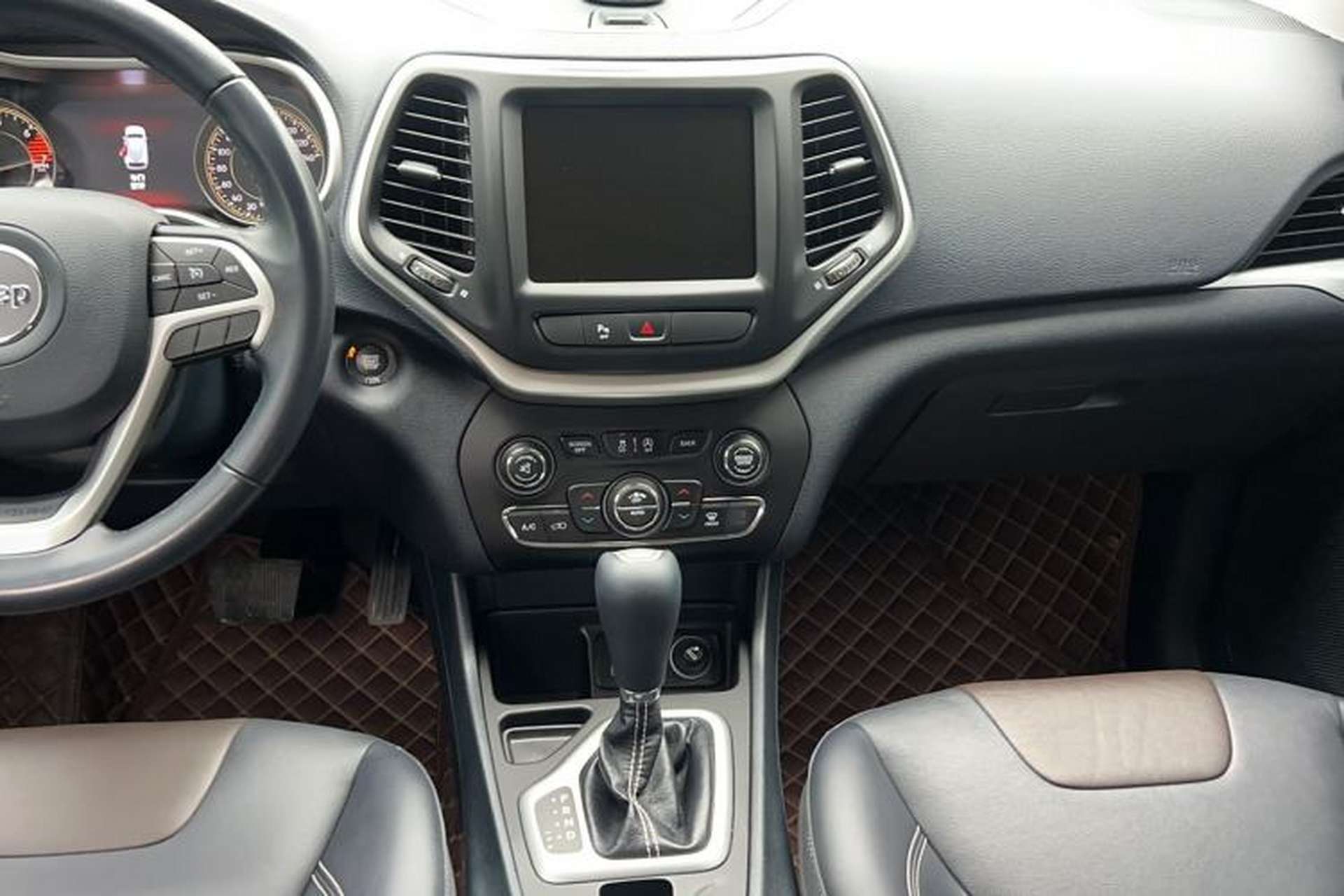 Used Jeep Cherokee 2020 2.0L Two-Wheel Drive Classic Sports Edition Audio And AC Panel